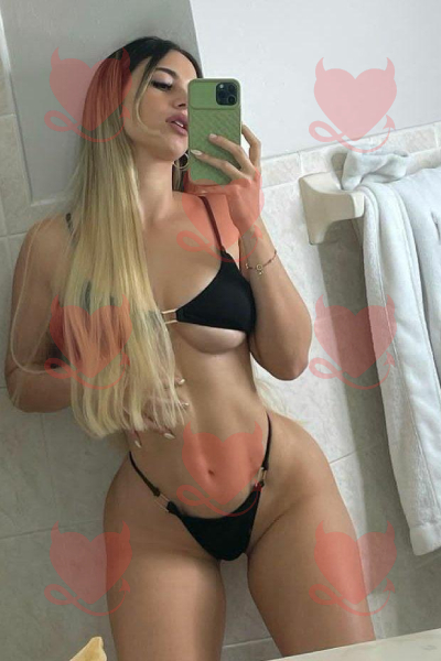 Laurinha acompanhante mulher esta usando lingerir preta faz atendimento sexual no Rio de Janeiro (1)